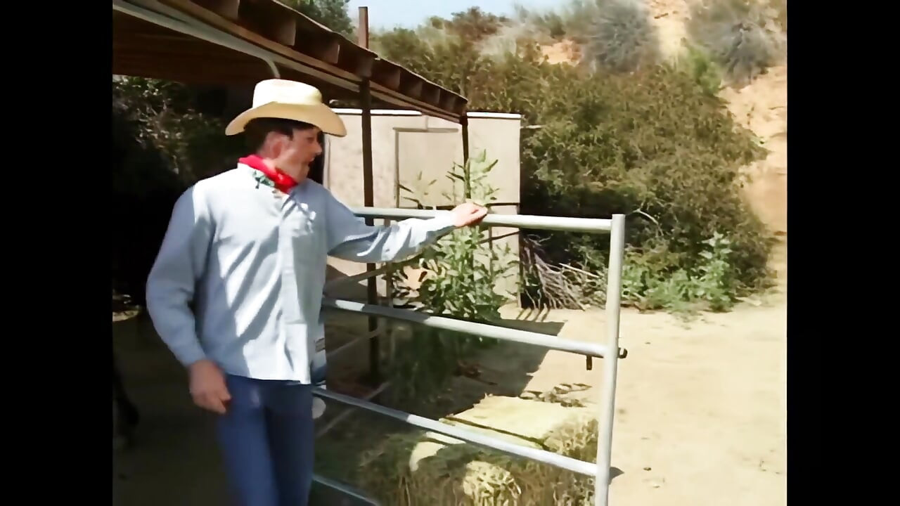 Blair cantik ingin disetubuhi doggystyle di luar ruangan seperti pelacur kecil