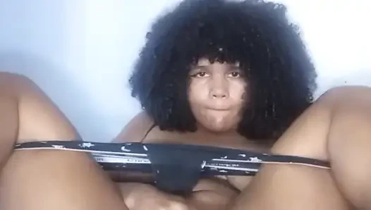 Brünette Milf spielt mit ihrem Dildo für dich
