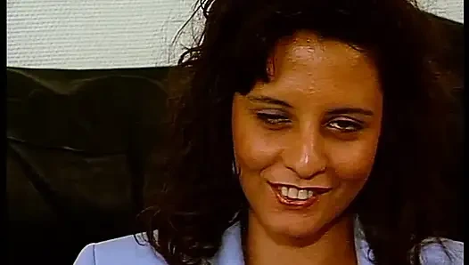 Casting cewek rambut cokelat lagi asik muasin memeknya pakai dildo