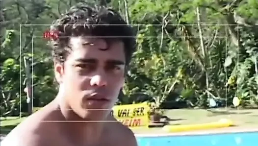 Pantat bahenol cewek semok latina ini dientot habis-habisan di kolam renang