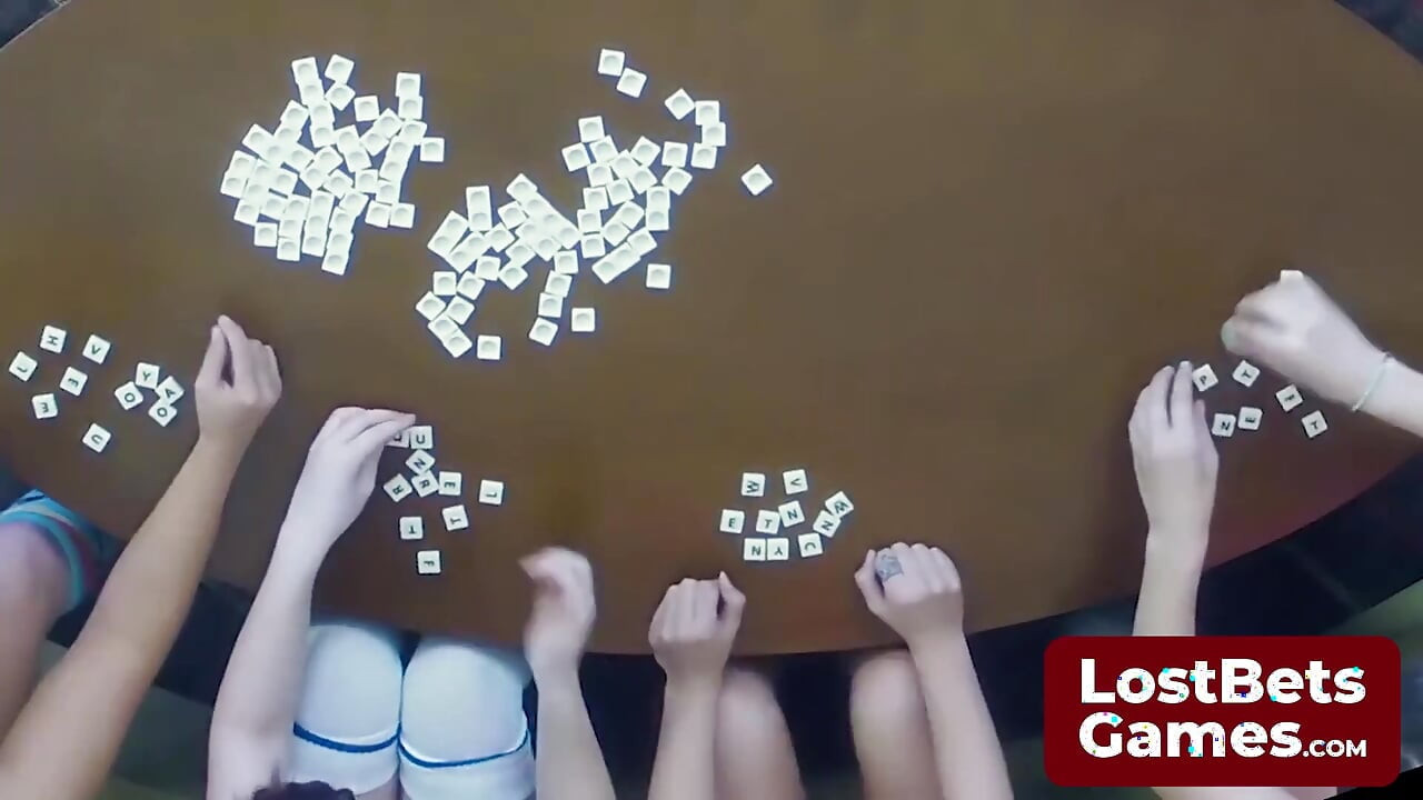두 명의 영리한 스트립 프로파나그램 우승자가 게임을 지배합니다.
