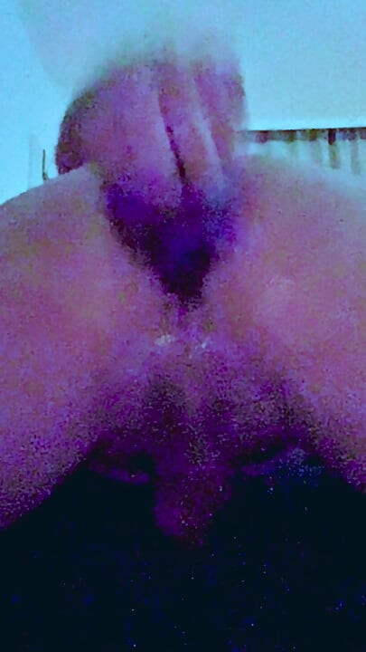 Pochylił się nad szorstkim BBC anal dildo Slowmotion