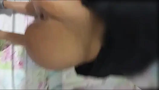 Evli kadın götünü serbest bırakıyor ve gavat görmesin diye yüzünü göstermemesini istiyor