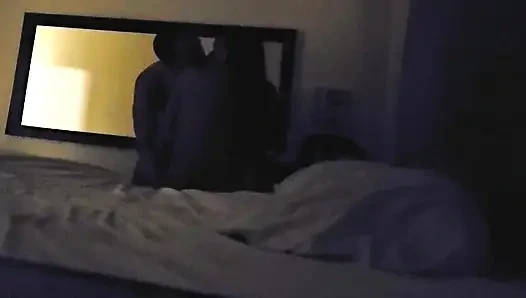 Fickt hart, stöhnt und schreit viel bei schlechtem licht