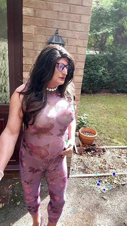 Seksi transvestit kellycd2022 u ljubičastom catsuitu i štiklama na otvorenom
