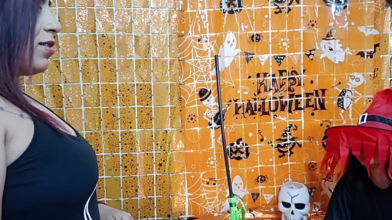 Fodendo uma bruxa linda, peituda e rabuda no Halloween