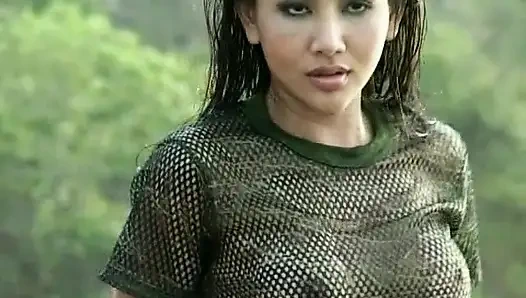 Две очаровательные девушки чувственность на улице