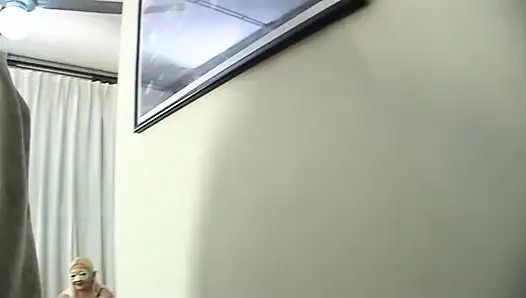 Милфу в маске трахает молодой паренек