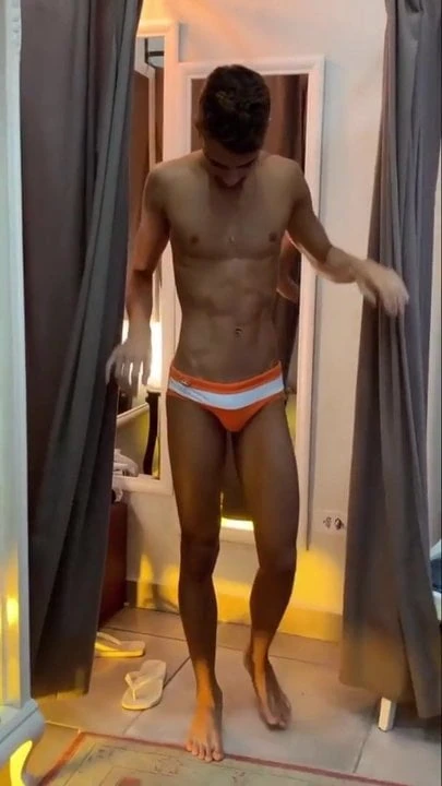 Soyunma odasında seksi adam