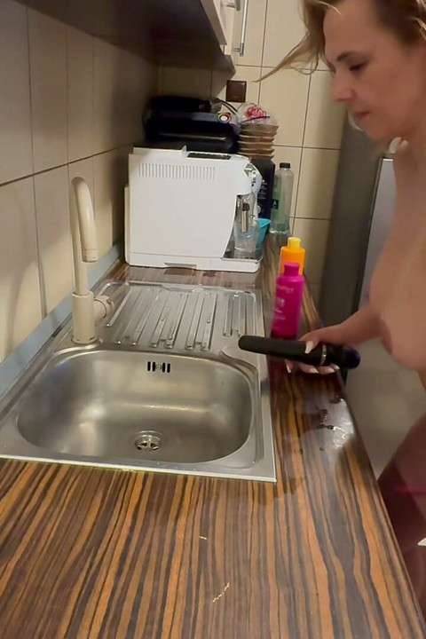 세면대에 구부린 헤어 워시