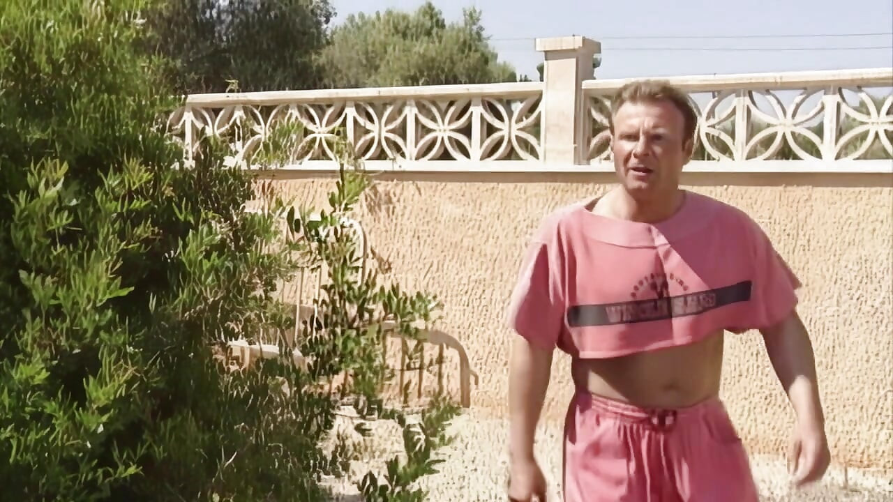 ร้อนแรงบนชายหาดและเตะของการโดนจับได้