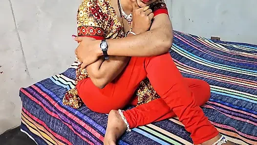 Seksi üvey kız kardeş üvey erkek kardeş tarafından sikiliyor, üvey kız kardeşinin büyük göğüslerini tutuyor ve onu sikiyor