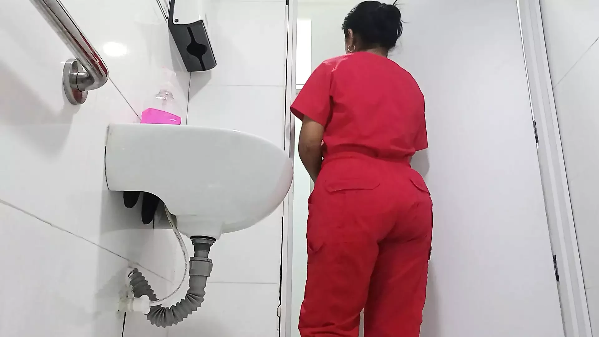 Büyük götlü hemşire ofis banyosunda kaydedildi