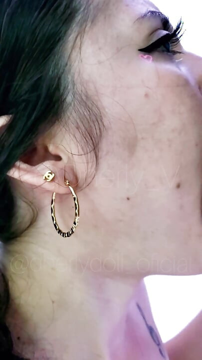 Acestei frumuseți îi place să aibă spermă în gura ei