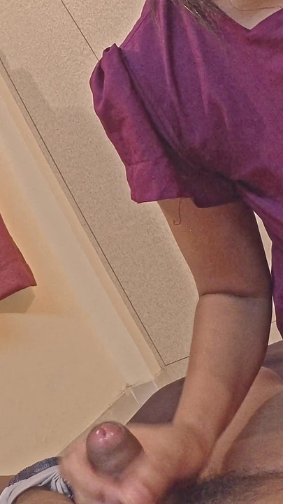 सुंदर मलेशियाई प्रेमिका प्रेमी के ऊपर सवारी करती है