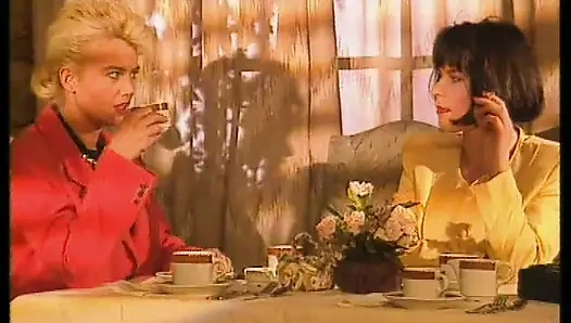 Dantel Çoraplı Baştan Çıkarıcı Hatun aç Bir Şekilde Yarak Emiyor