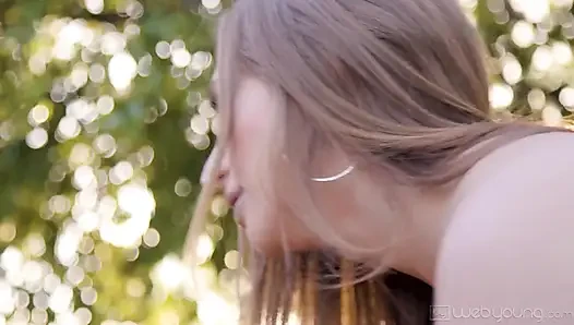 Lesbian emma hix & skylar snow lagi asik pesta seks lesbian di pinggir kolam renang