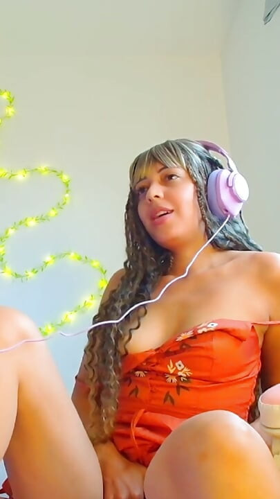 BelleAliz makin horny sambil nonton hentai anime