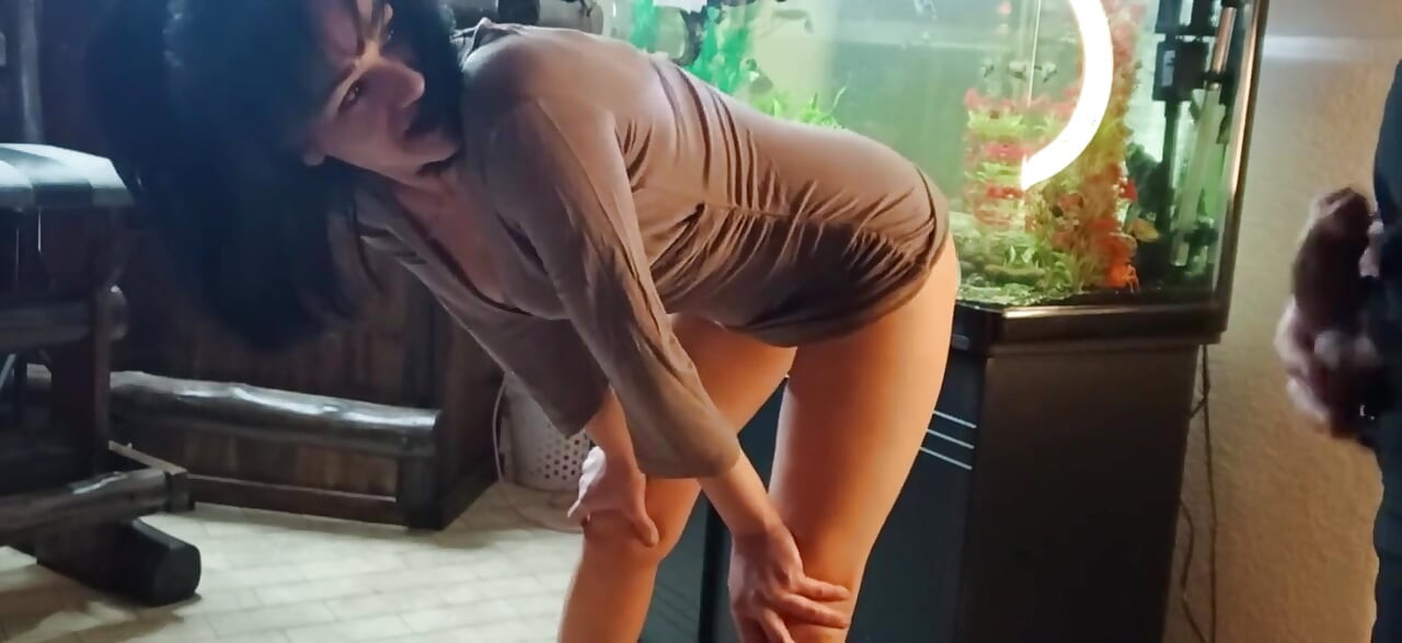 Chica universitaria caliente folla consolador pegajoso con amigos
