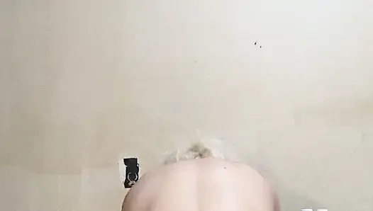 Тверкает и сквиртует шлюшка