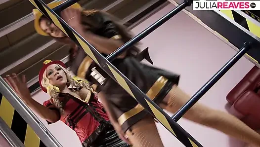 Горячая девушка лижет киски друг другу, затем глубоко трахается с дилдо