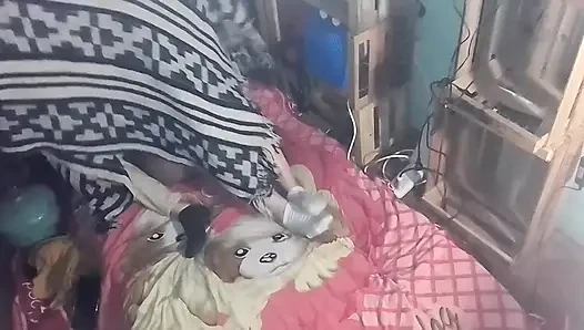 Battaniyenin altında onu öpüyorum ve ona dokunuyorum