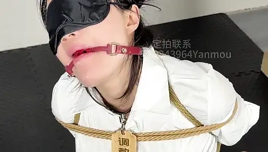 Der Phallus streckt sich aus und zieht sich ein, dann wird der Mensch in einer Ecke stehend gemacht und penetriert, während er sich auch bückt