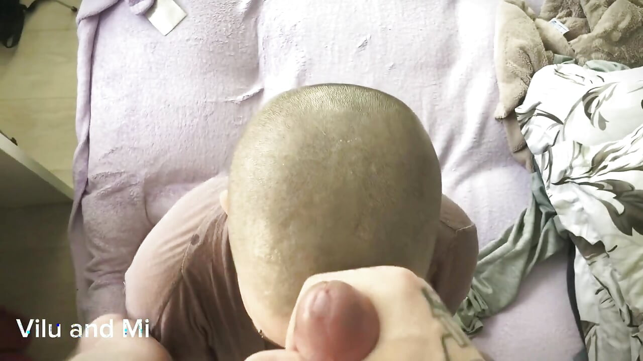 Vidish의 머리에 침을 뱉고 사정