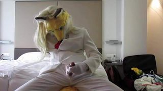 Белый костюм Fox мастурбирует