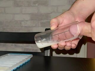 Приготовление льда для спермы с 14 массивными порциями спермы