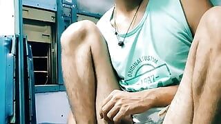 Un gay desi exhibe une grosse bite poilue dans le train - éjaculation