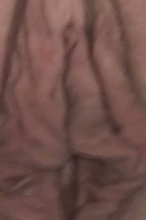 Une MILF blonde attachée trempée dans de la cire violette chaude