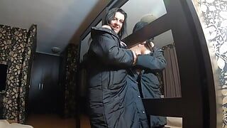 Orta yaşlı seksi kadın yüzünü sikiyor, domaltıyor ve uzun siyah kış ceketimin üzerine boşalıyor 183
