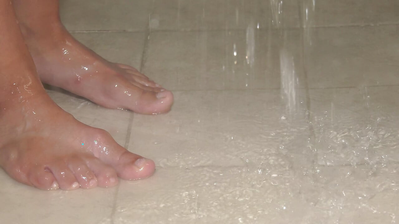 Pranje stopala i jastučića za noge pod tušem