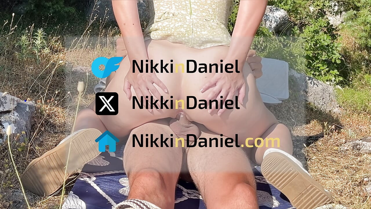 Acogedor sexo casero con una pareja cachonda