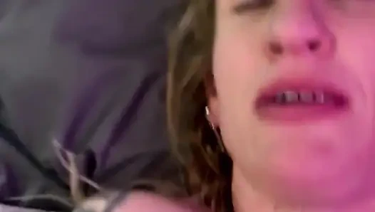 Ateşli anneye büyük boruyu seriyor