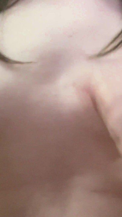 人形は裸の胸を見せている