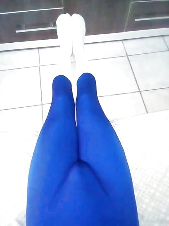 Διασκέδαση στο σπίτι με μπλε στολή Zentai και κάλτσες