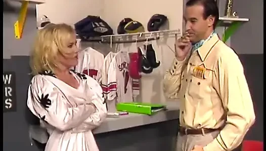 Dude with big dick licks and fucks the pussy on this stunning blonde bombshell