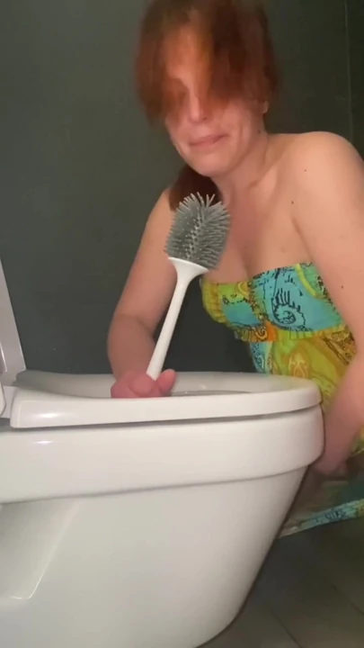 Momento accattivante da "Leccare i bagni pubblici in hotel e giocare con lo spazzolone"