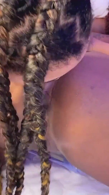 Emotivni trenutak iz filma "Khalessi 69 and Ebony Cunnilingus - Girls Eating and Lisy - Djevojke jedu i ližu pičku"