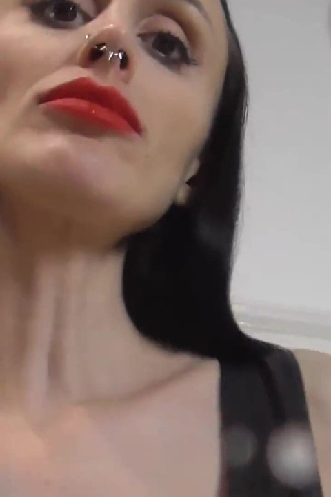 ¡Una giganta gótica oscura te escupe!
