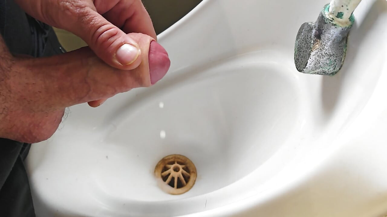 Pissbecken-Wichsen und Abspritzen