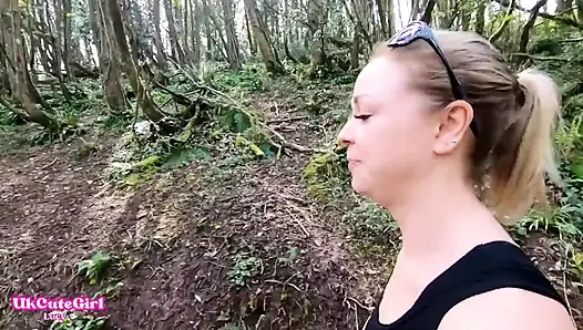 Sen izlerken dışarıda sevişmek zorunda kaldım: çaresizce koşu yapıyor