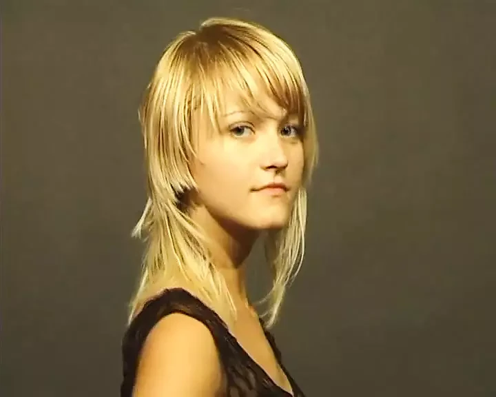 La première performance porno de Michala est une pute blonde qui se touche pour ton plaisir