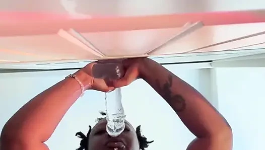 Ebenholz lutscht dildo, blowjob