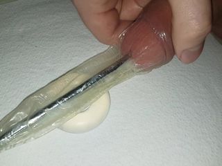 Sonde urétrale à l'intérieur d'un préservatif, avec cockring