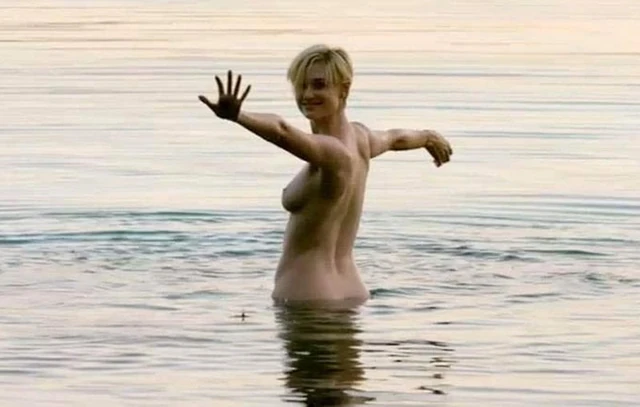 Elizabeth Debicki - обнаженная сцена на scandalplanet.com