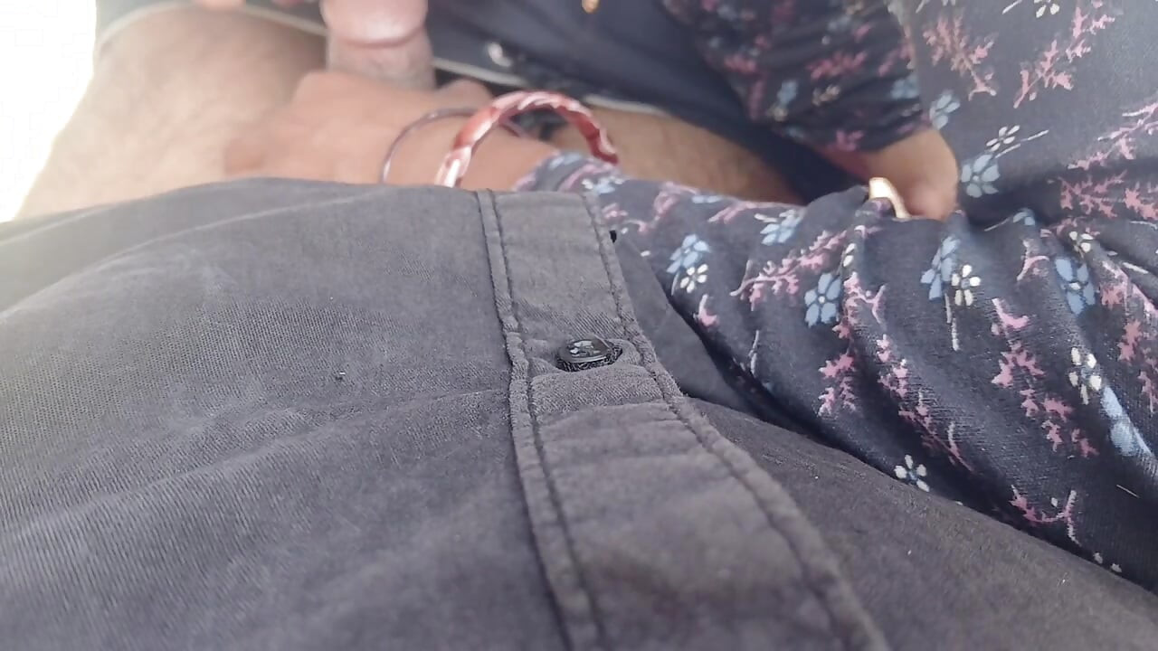 Jungle mein bhabhi Ne Diya kam aur Munh mein le liya