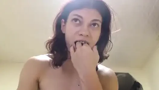 Aku lagi asik muasin memekku di lantai!